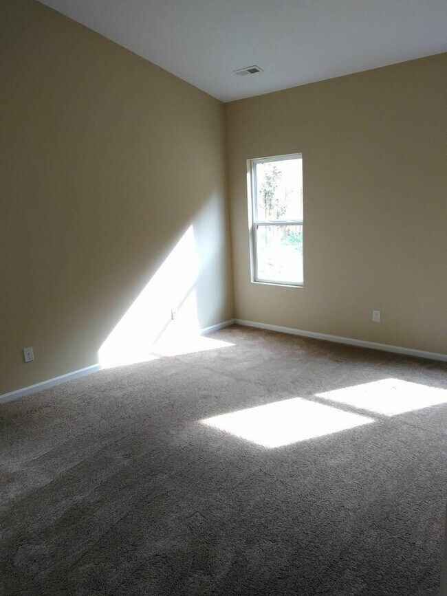 Building Photo - Spacious 4 Bedroom, 2.5 Bathroom Home!