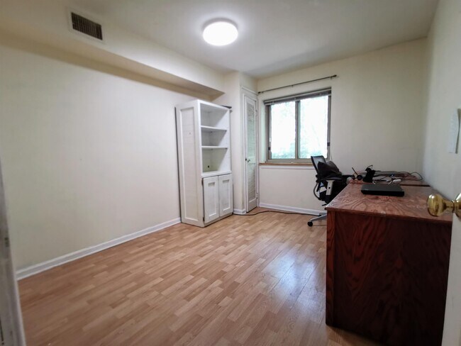 Building Photo - 737 Ridge Ave