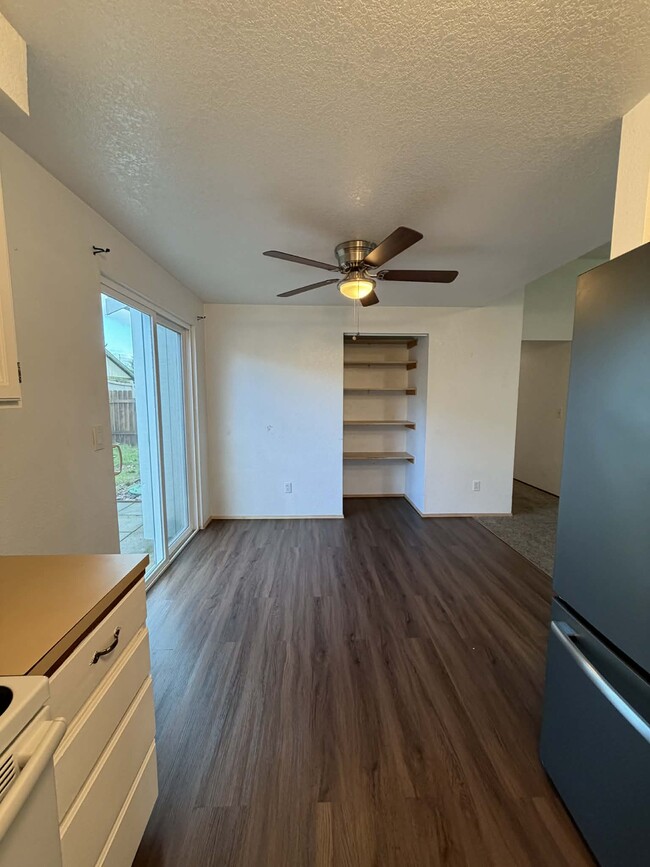 Building Photo - 725 Edelweiss Ln SE