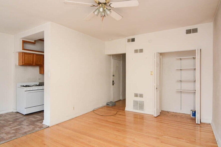 Building Photo - 2249 W Wilson Ave