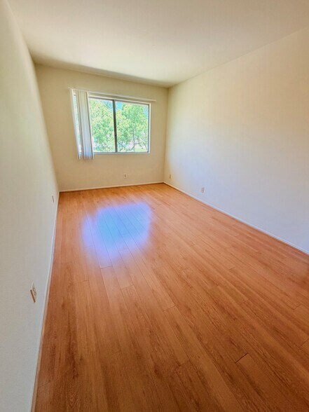 Building Photo - 421 N Kenneth Rd