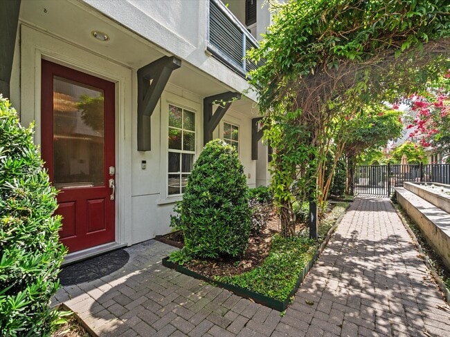 Building Photo - 249 E 27th St