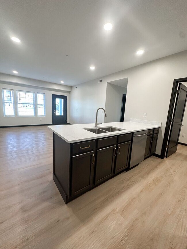 Building Photo - New! Beautiful 2 Bed, 2 Bath Apartment in ...