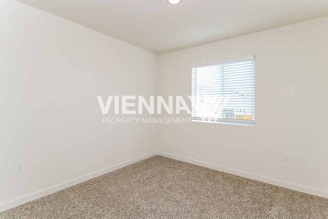 Building Photo - 1048 Silver Feather Wy