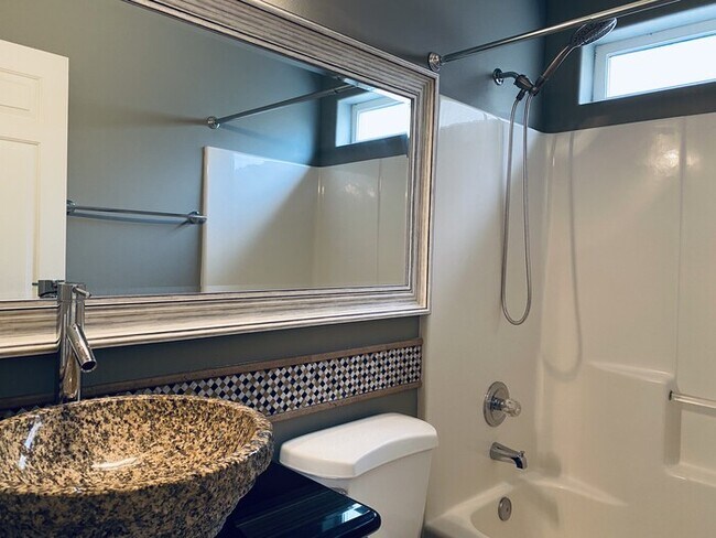 Building Photo - 5 Bedroom Craftsman - Home Great Schools -...