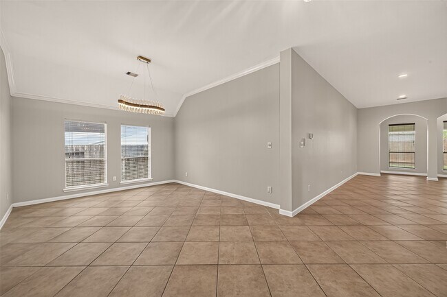 Building Photo - 706 Silver Creek Cir