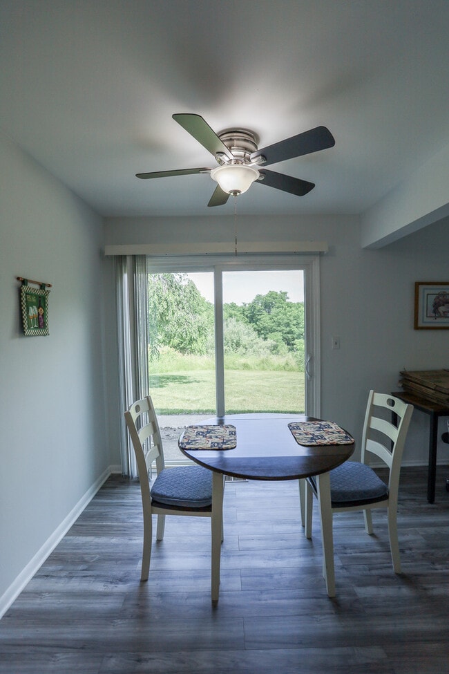 Building Photo - 542 N Carol Ln