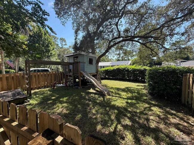 Building Photo - 905 Poinciana Dr