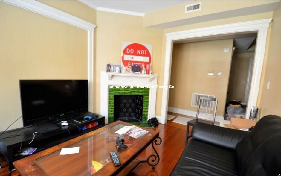 Building Photo - 10 Strathmore Rd