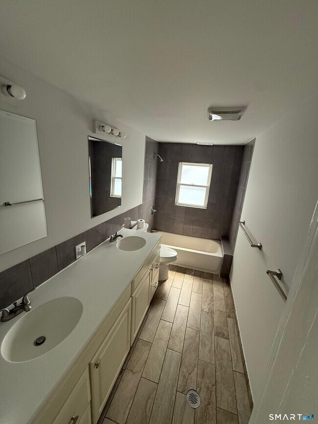 Building Photo - 182 Hewitt St