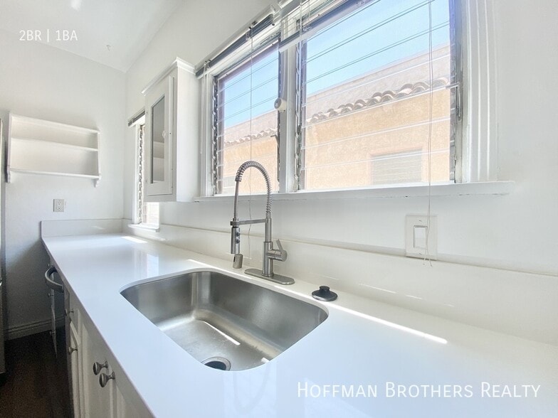 Building Photo - 362 1/2 N Sierra Bonita Ave