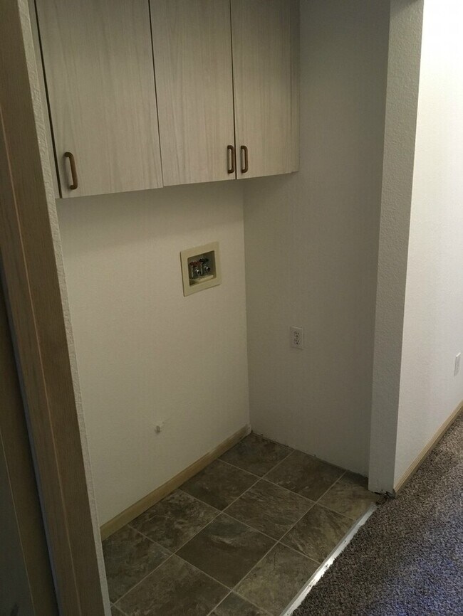Building Photo - 2bdr 2bath duplex Mid Tacoma w/ one car garage