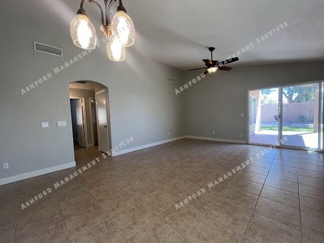 Building Photo - BEAUTIFUL 3 BEDROOM 2 BATHROOM HOME IN PEORIA