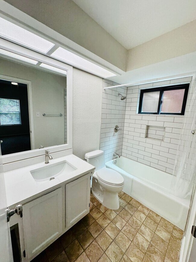 Building Photo - Charming 2 Bed 2 Bath Condo with Nature Vi...