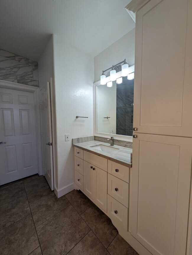 Building Photo - BEAUTIFUL executive style home w/ entertainer's dream backyard!