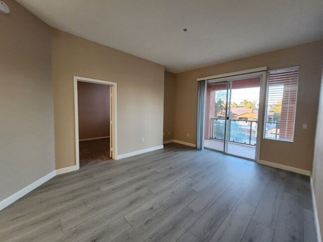 Building Photo - Great Park Ave Condo Unit!