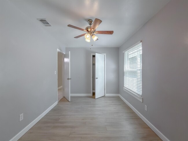 Building Photo - 520 Pasco Ct
