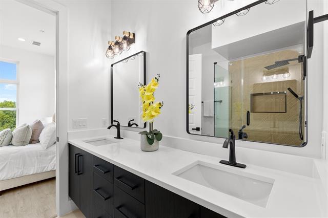 Building Photo - 727 W 10th St