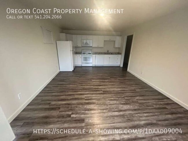 Building Photo - 170 SW Strawberry Ln