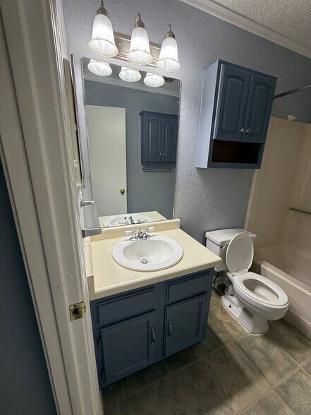 Building Photo - 12 Oak Forest Pl