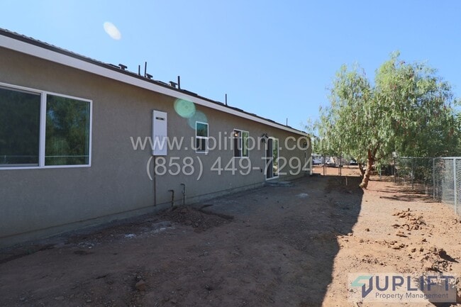 Building Photo - 3 Bed, 2 Bath House, 1200 SqFt.  RECENT BUILD