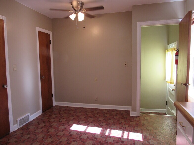 Building Photo - 1605 Broadlawn Ave