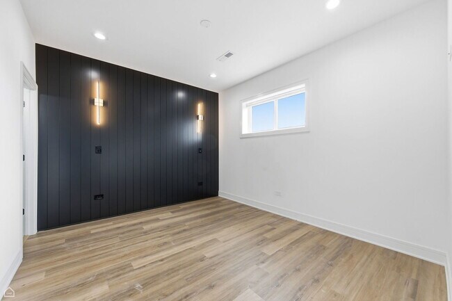 Building Photo - 861 E 63rd Pl