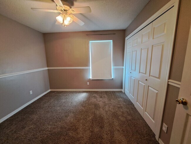 Building Photo - 4BR/3BA with privacy fenced backyard