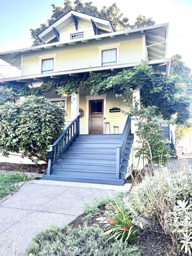 Building Photo - 964 SW Ferry St