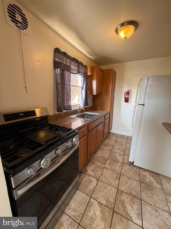 Building Photo - 637 Hamilton St