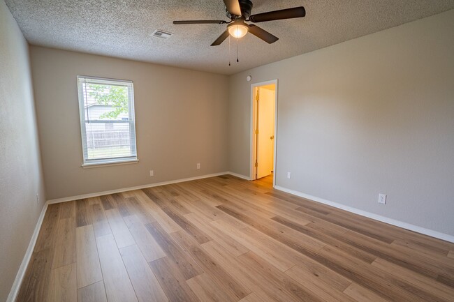 Building Photo - Charming 3-Bedroom, 2-Bath Home in Broken ...