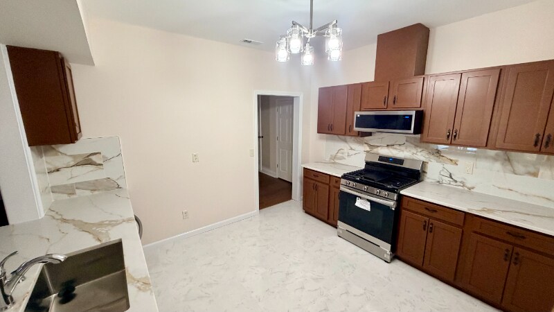 Building Photo - 11 Hillshire Dr