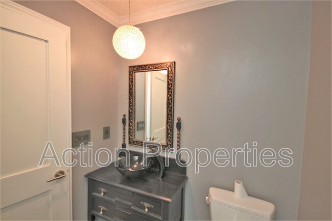 Building Photo - 1074 Highlands Cir