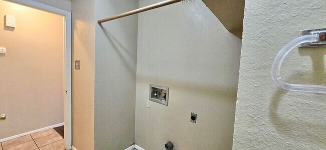 Building Photo - Tour Today! 2/1.5 Townhome in Longview