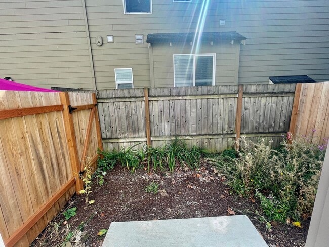 Building Photo - Live in Style! 2BD/2.5B High-End Townhouse...