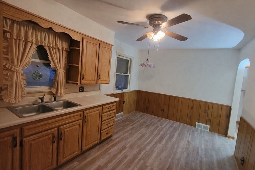 Building Photo - 805 E Boston Ave