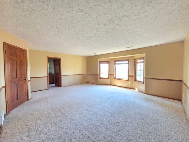 Building Photo - $3,800 - 5 Bed / 4 Baths Stunning Northwood Home with Views