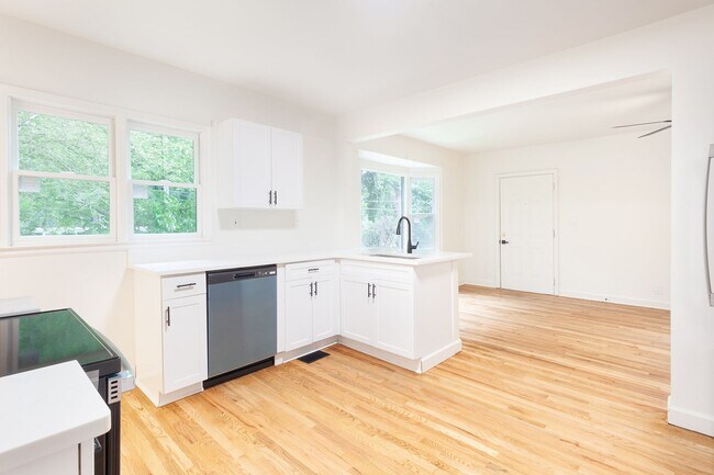 Building Photo - Beautiful Newly Renovated 2/1 w/ Large Fen...
