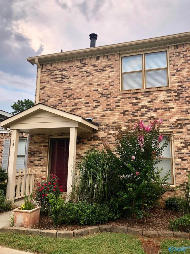 Building Photo - 337 Chateau Dr SW