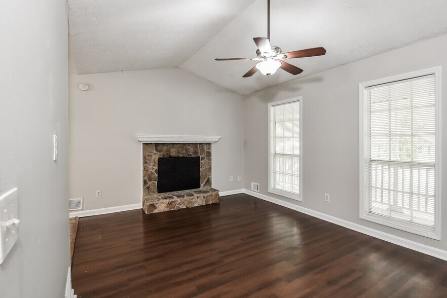 Building Photo - 2985 Valley View Cir