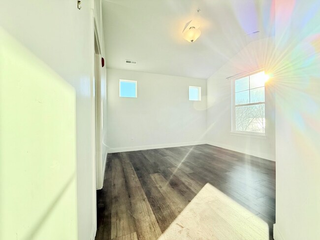 Building Photo - Gorgeous Condo in Vineyard!