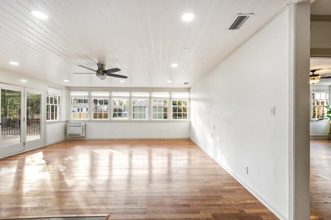 Building Photo - 2014 Golf Terrace Dr