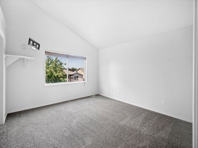 Building Photo - 4bedroom/3bath w/Garage/washer/dryer/fence...