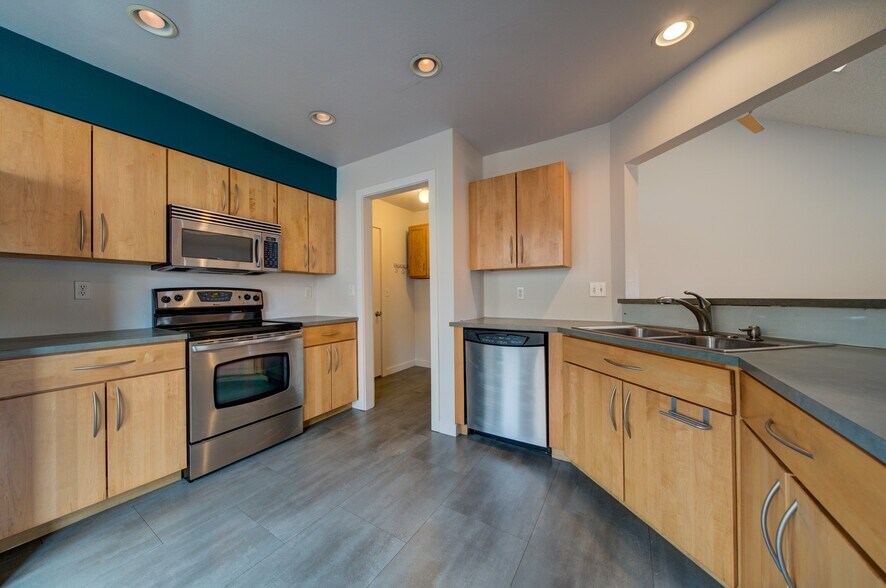 Fully equipped kitchen - 5165 Granby Cir