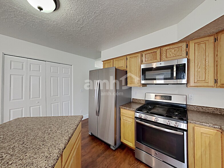 Building Photo - 2785 W 5350 S