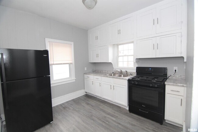 Building Photo - 1124 18th Ave