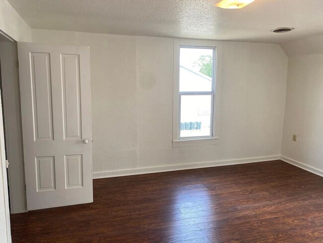 Building Photo - 404 S Marion St