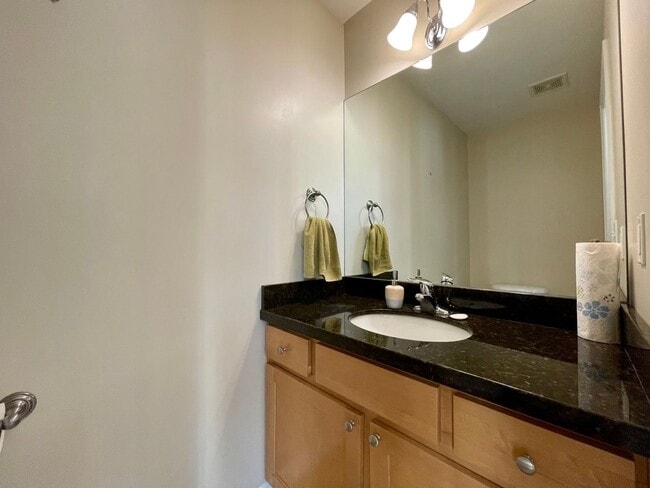 Building Photo - Spacious Midvale Townhome