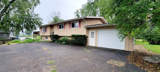 Building Photo - 41511 N Country Club Dr
