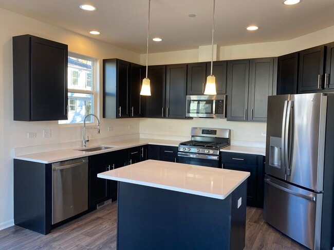 Building Photo - 29W710 Cambridge Ct